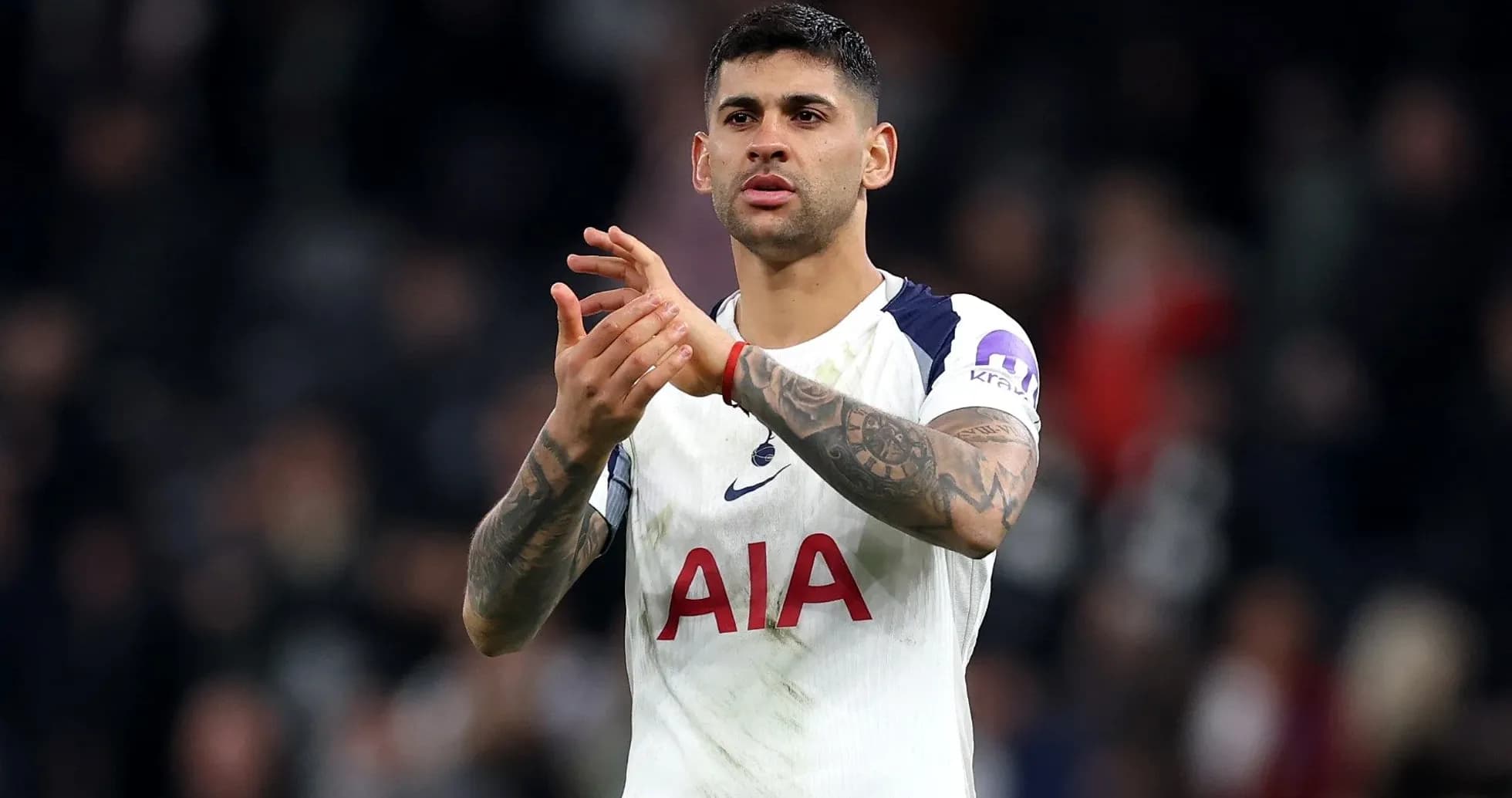 Jugador aplaudiendo a la afición tras el partido