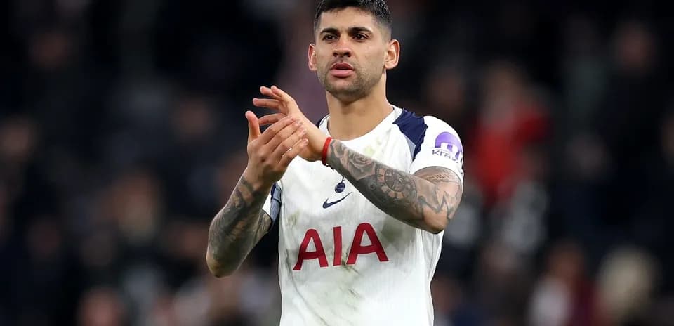 Jugador aplaudiendo a la afición tras el partido