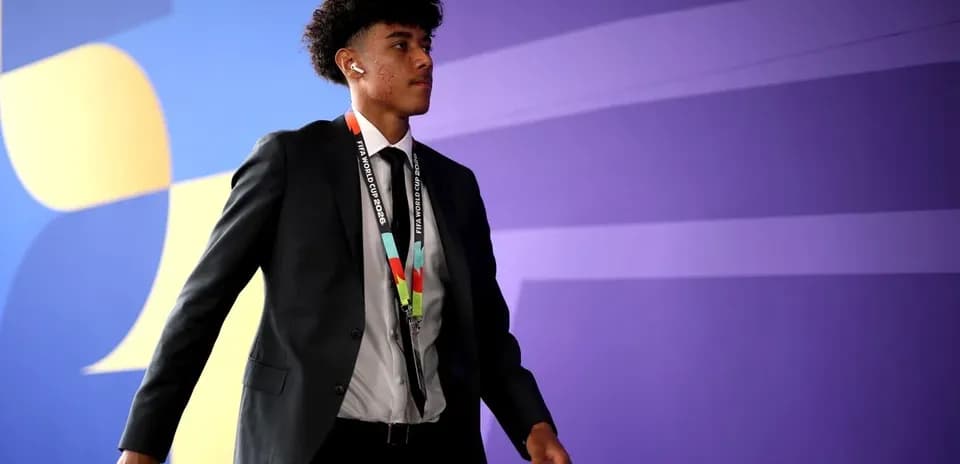 Joven caminando con traje y gafas en el evento