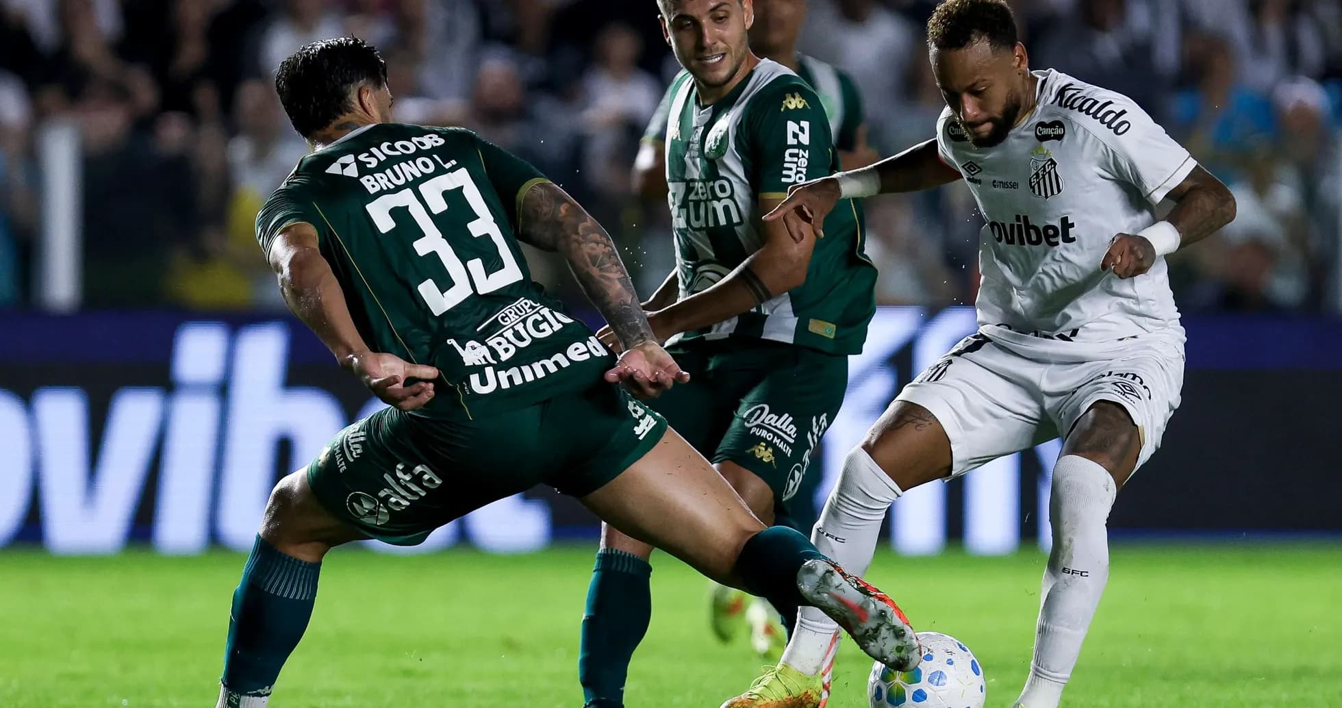 Jugadores de Chapecoense y Santos en acción