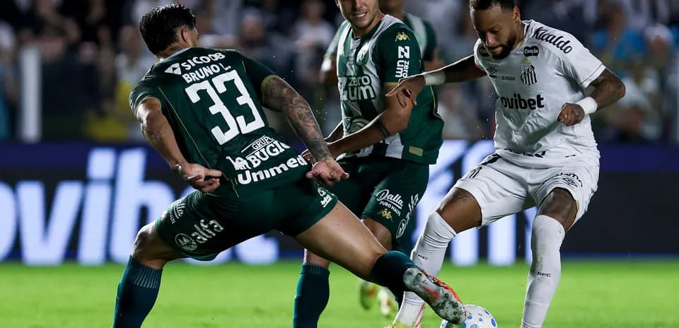 Jugadores de Chapecoense y Santos en acción