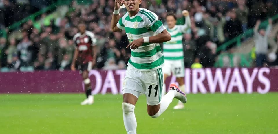 Jugador de Celtic celebrando un gol en el partido