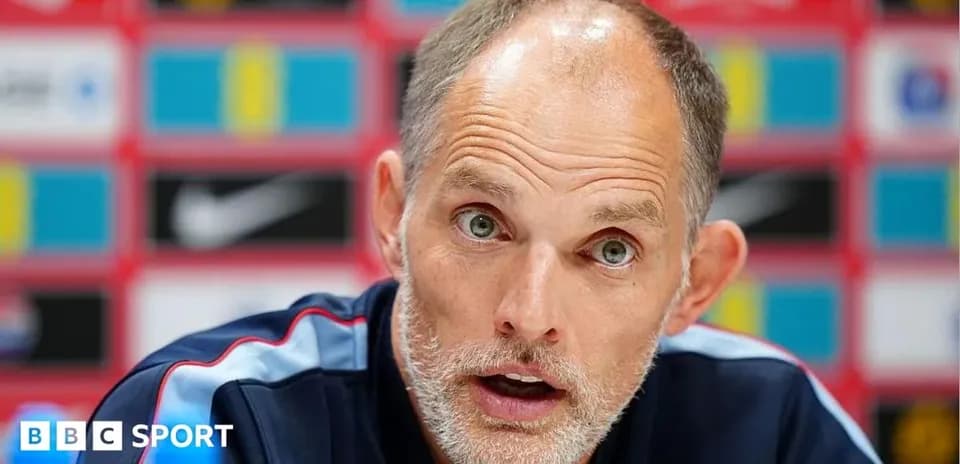 Entrenador en conferencia de prensa antes del partido