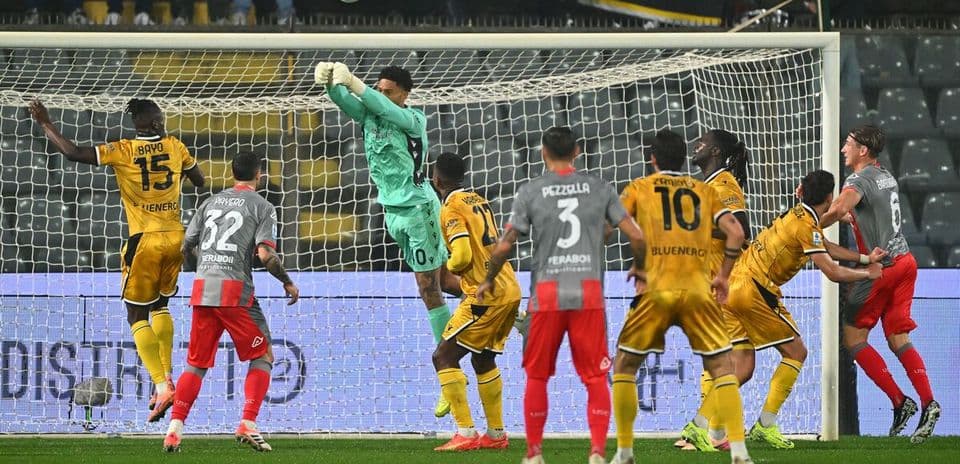 Portero saltando para detener el balón en partido