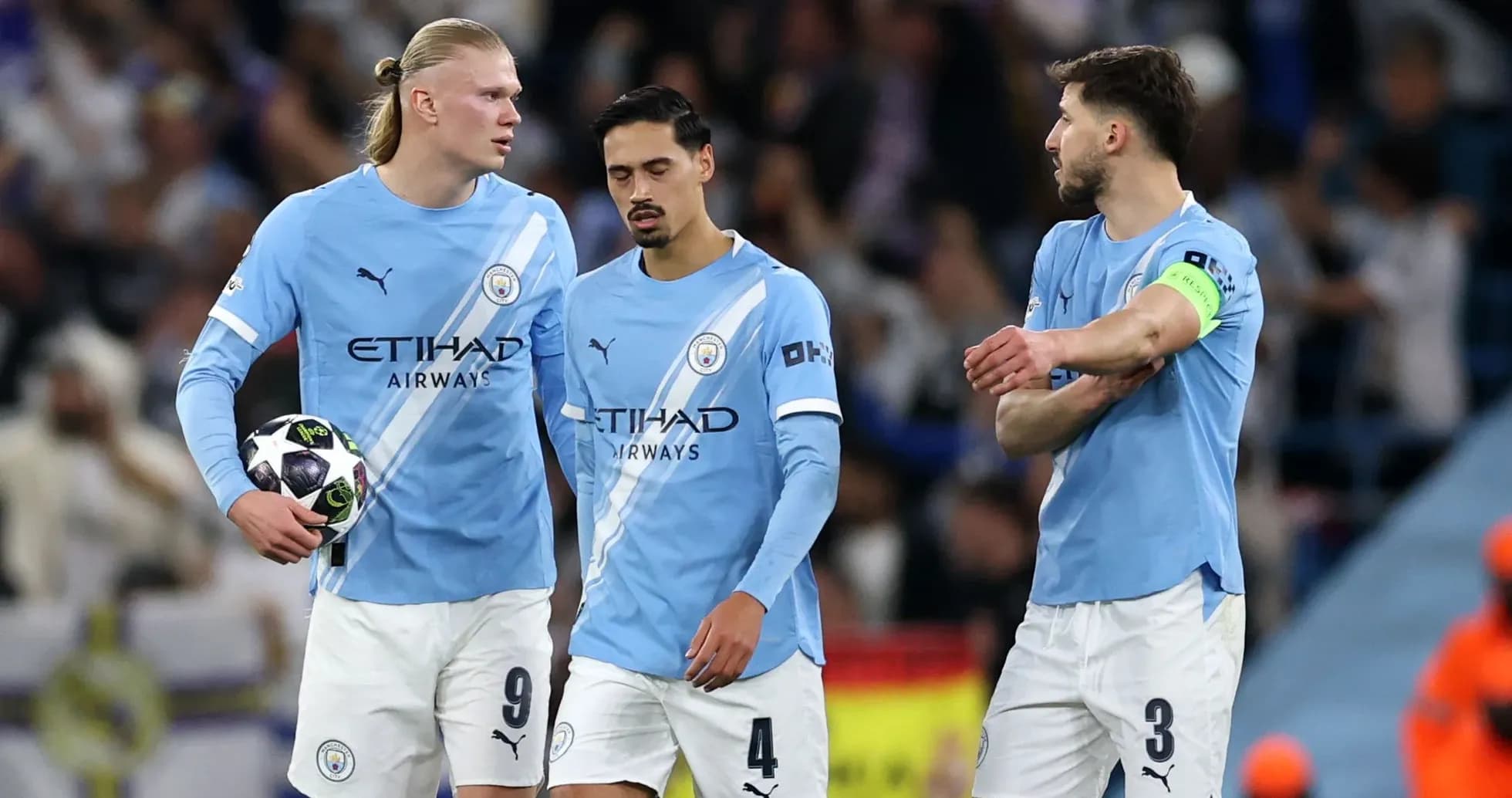 Jugadores de Manchester City discutiendo en el campo