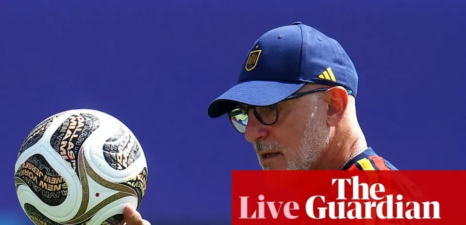 Entrenador sosteniendo un balón durante entrenamiento
