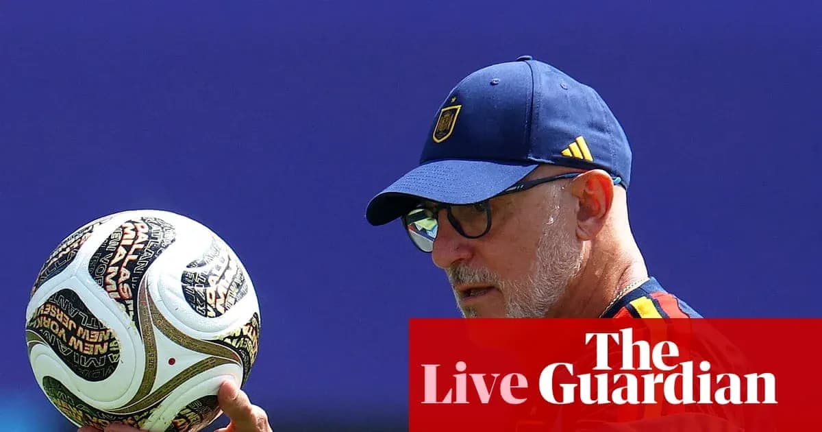 Entrenador sosteniendo un balón durante entrenamiento