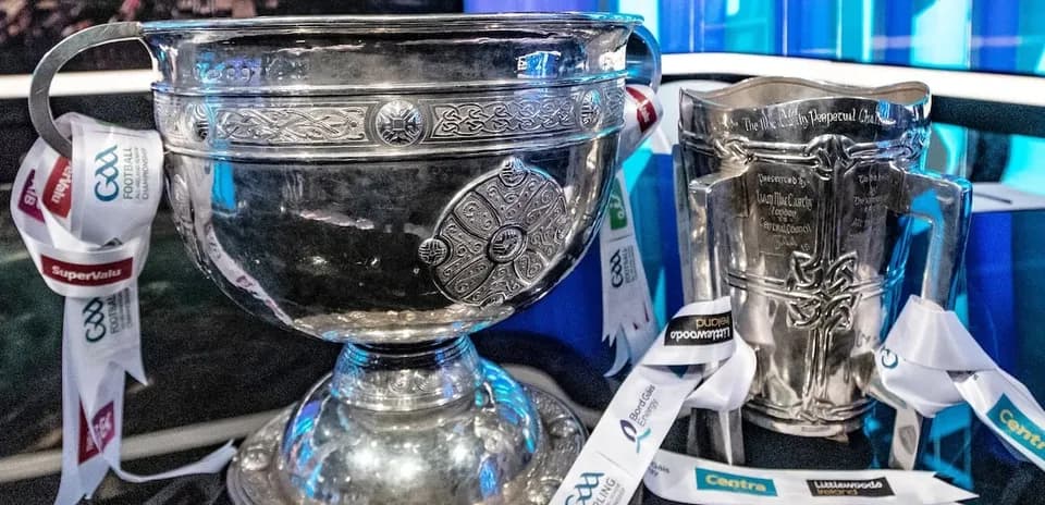 Trofeos de GAA en una mesa de presentación