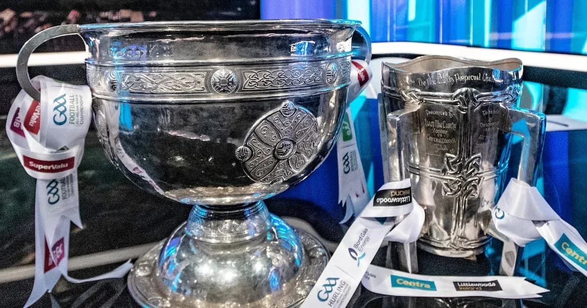 Trofeos de GAA en una mesa de presentación