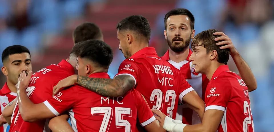 Jugadores de FK Crvena Zvezda celebrando un gol