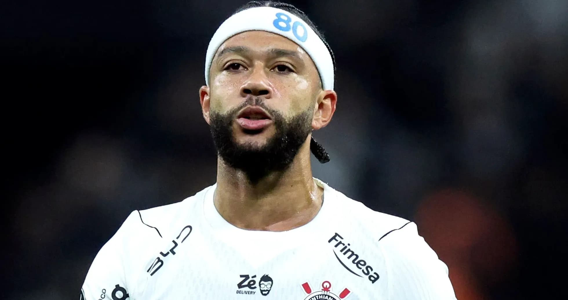 Jugador de fútbol con camiseta blanca en el campo
