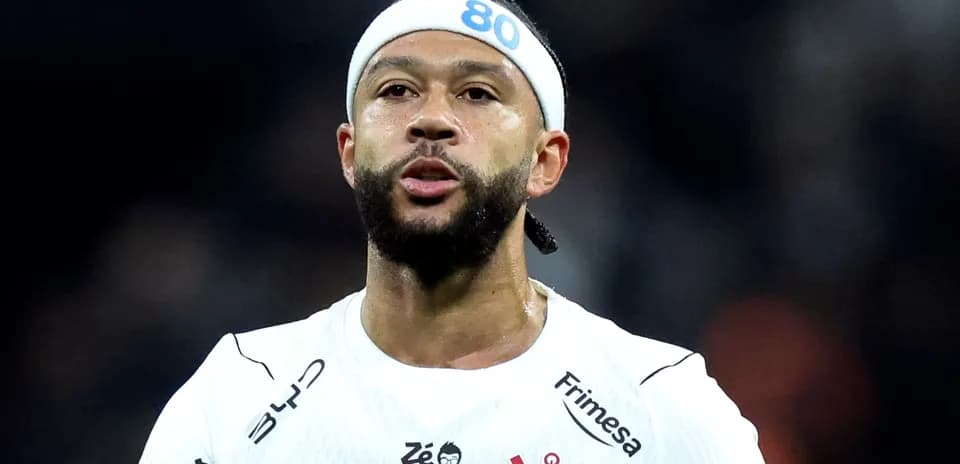 Jugador de fútbol con camiseta blanca en el campo