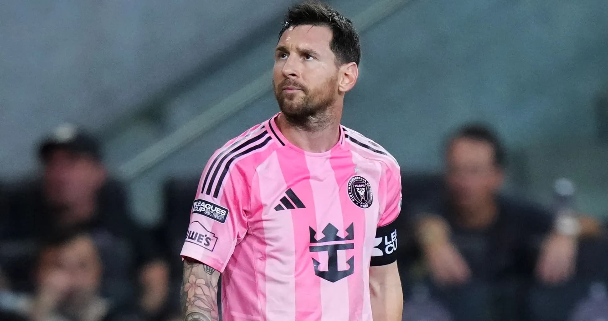 Lionel Messi en camiseta rosa durante un partido