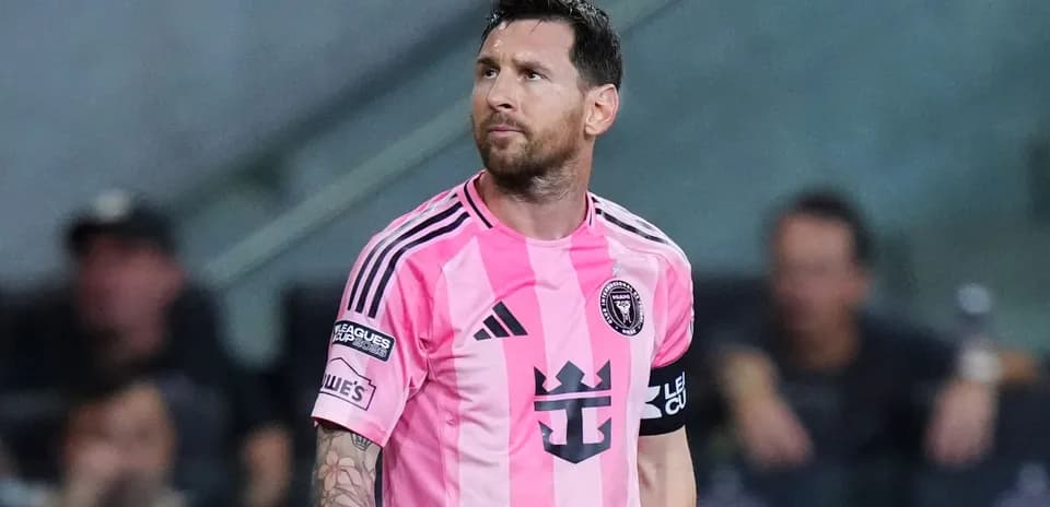 Lionel Messi en camiseta rosa durante un partido