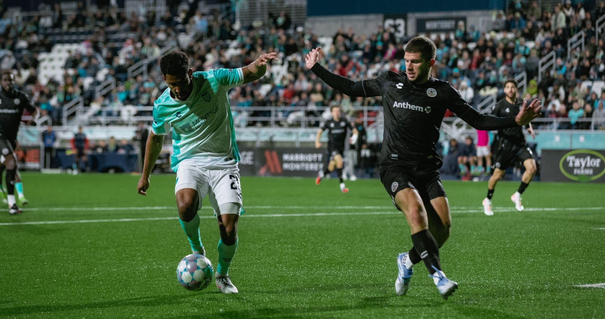 Jugador de Monterey Bay en acción durante el partido