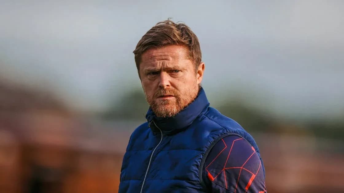 Entrenador observando el entrenamiento en el campo