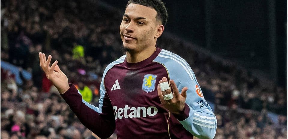 Jugador de Aston Villa con gesto de confusión