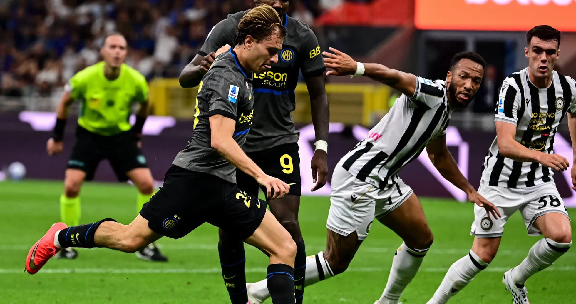 Jugador de Inter corriendo con balón durante partido
