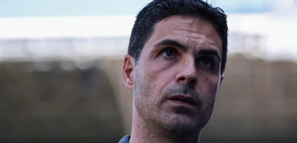 Entrenador hablando durante una conferencia de prensa