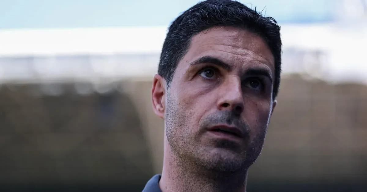 Entrenador hablando durante una conferencia de prensa