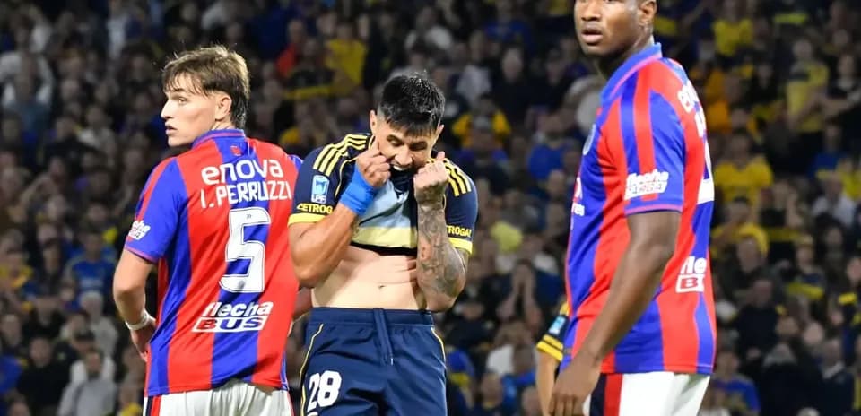 Jugadores de San Lorenzo y Boca Juniors en acción