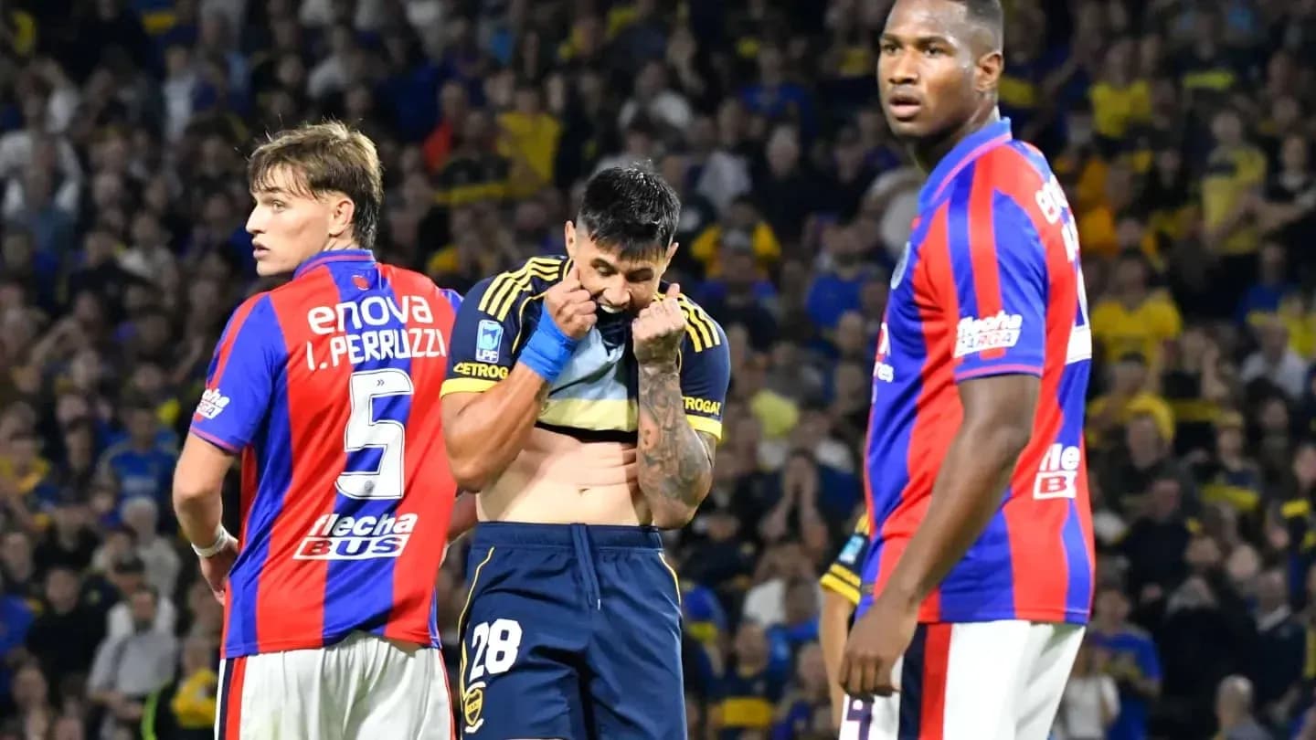 Jugadores de San Lorenzo y Boca Juniors en acción