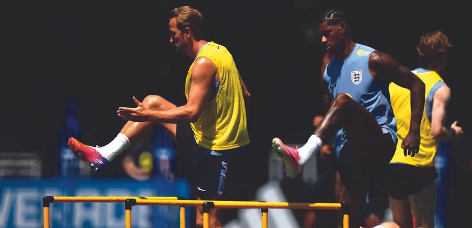 Jugadores entrenando con vallas en sesión de entrenamiento