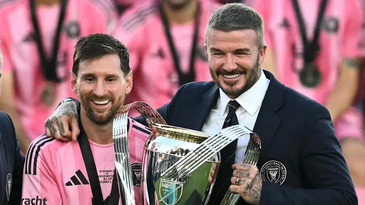 Lionel Messi y David Beckham sosteniendo el trofeo