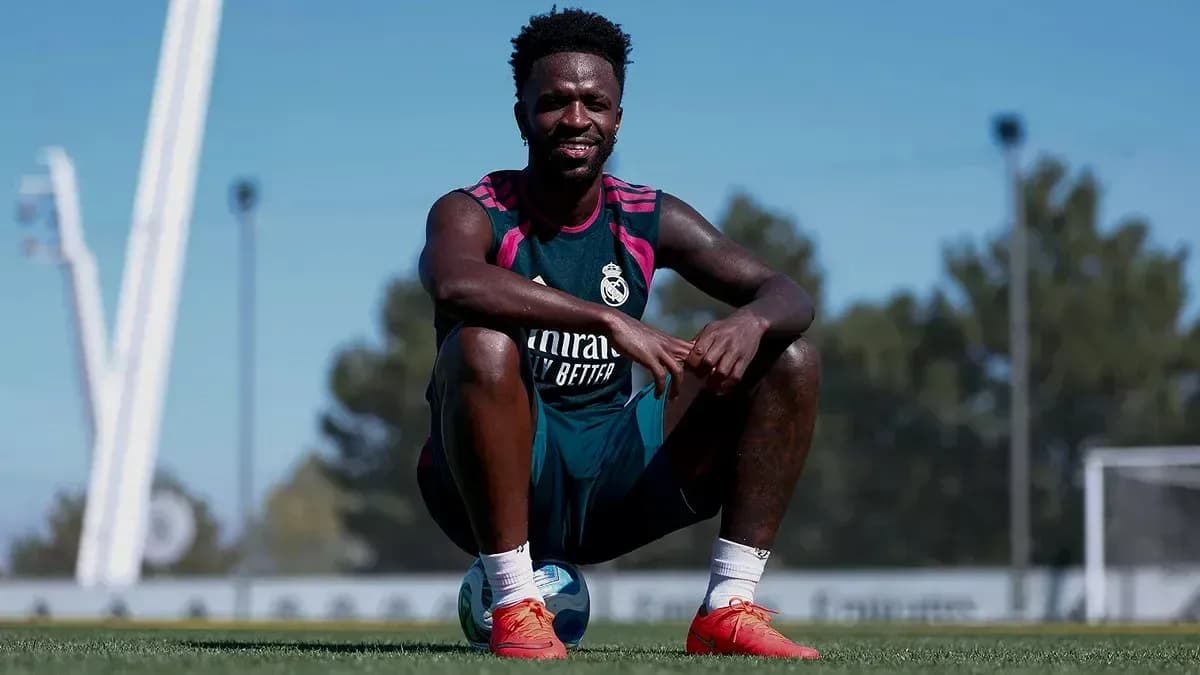 Jugador de Real Madrid sentado en el campo de entrenamiento
