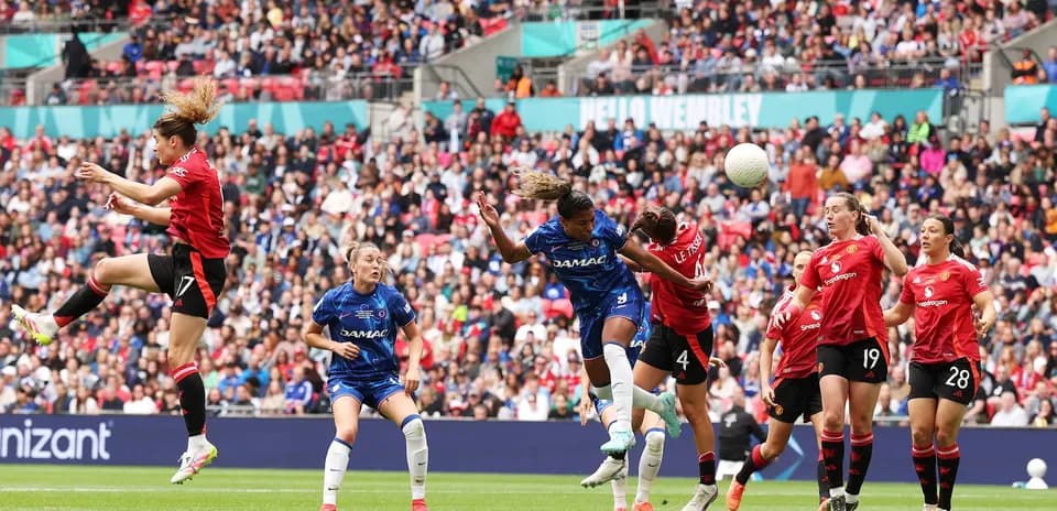 Jugadora de Chelsea salta para cabecear el balón