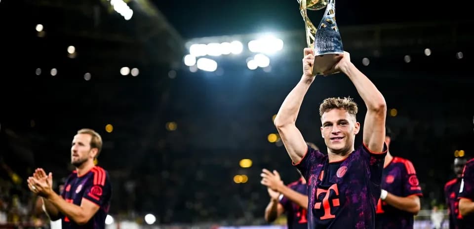 Jugador levantando el trofeo tras la victoria