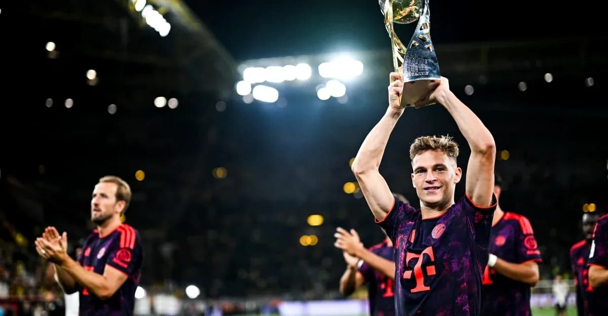 Jugador levantando el trofeo tras la victoria