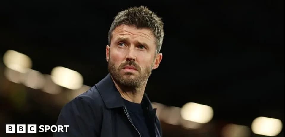 Entrenador observando el partido desde la línea lateral