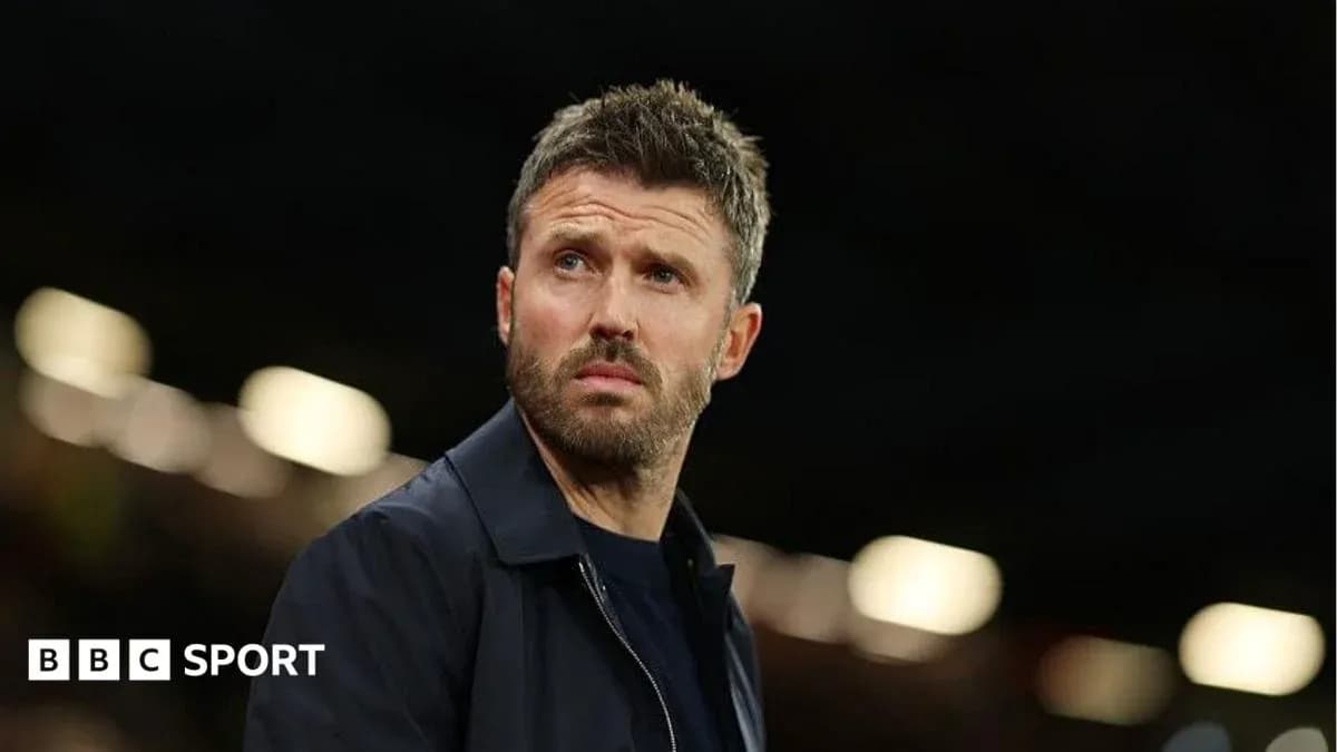 Entrenador observando el partido desde la línea lateral