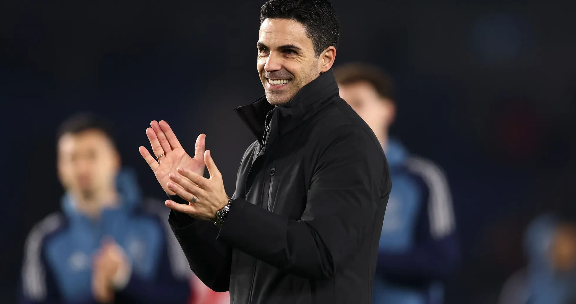 Entrenador aplaudiendo en el banquillo del equipo