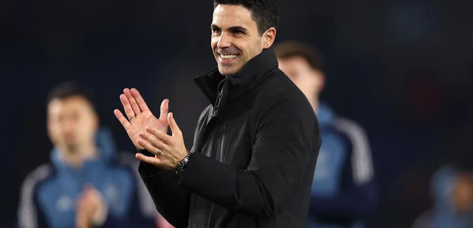 Entrenador aplaudiendo en el banquillo del equipo