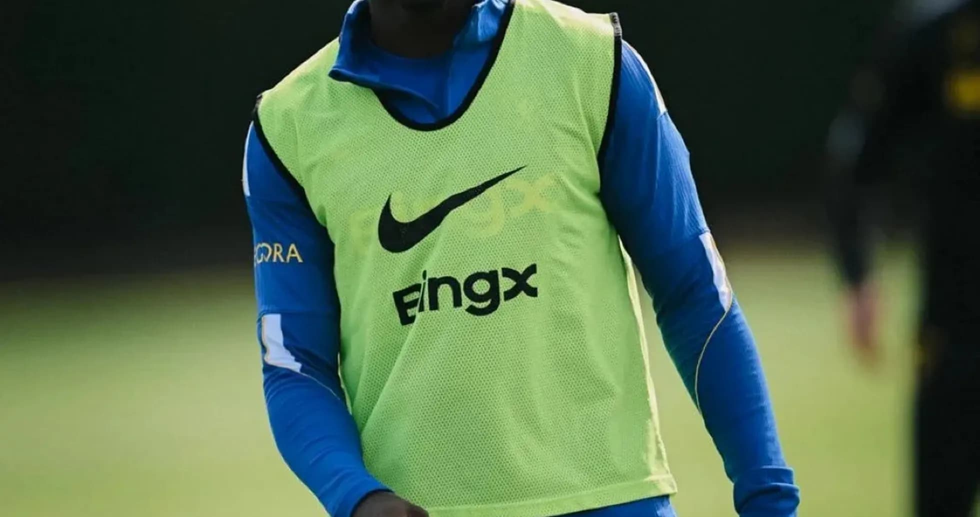 Jugador entrenando en el campo con chaleco