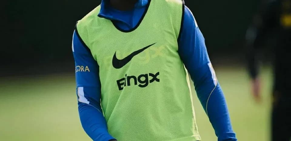 Jugador entrenando en el campo con chaleco