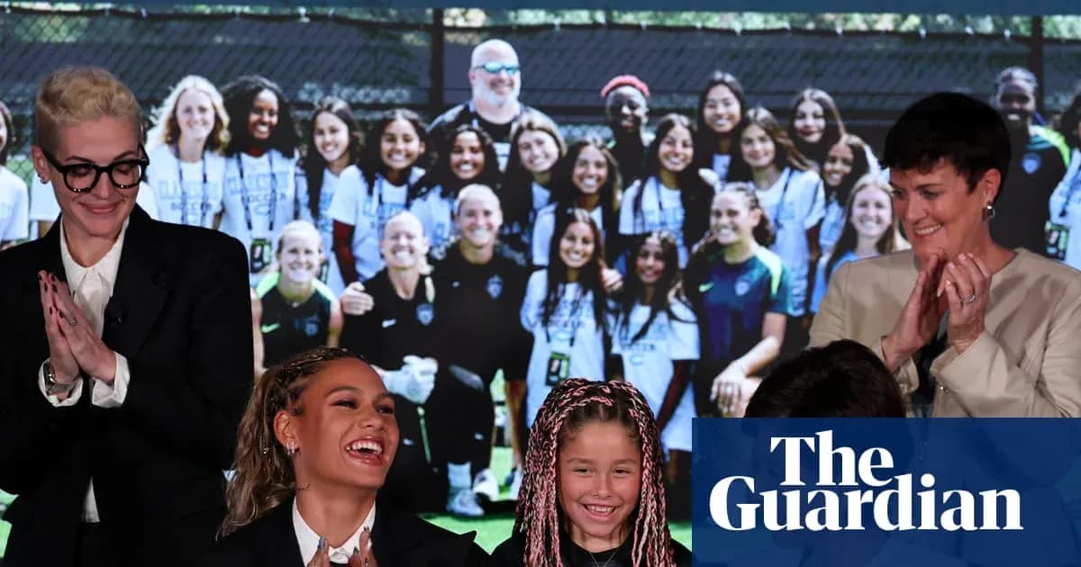 Evento con varias personas y un equipo de fútbol detrás