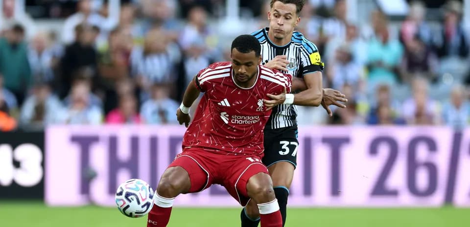 Jugador de Liverpool siendo desafiado por jugador de Newcastle