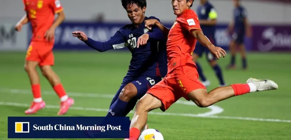 Jugador de Japón y China luchando por el balón