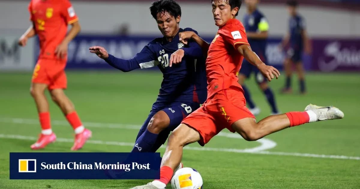 Jugador de Japón y China luchando por el balón