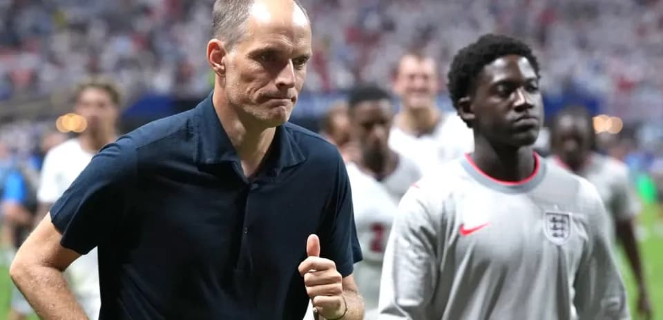 Entrenador y jugadores de Inglaterra saliendo del campo