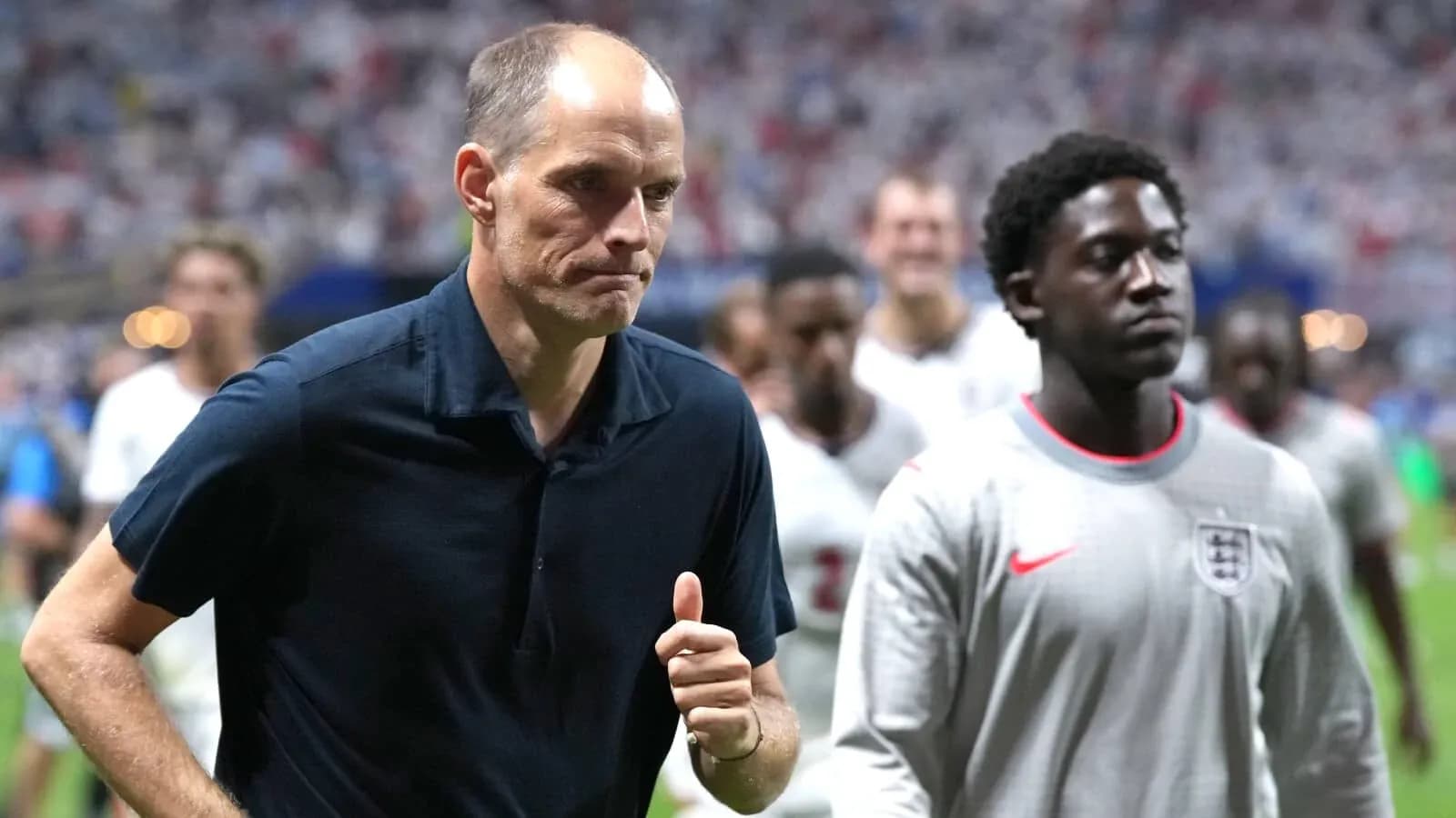 Entrenador y jugadores de Inglaterra saliendo del campo