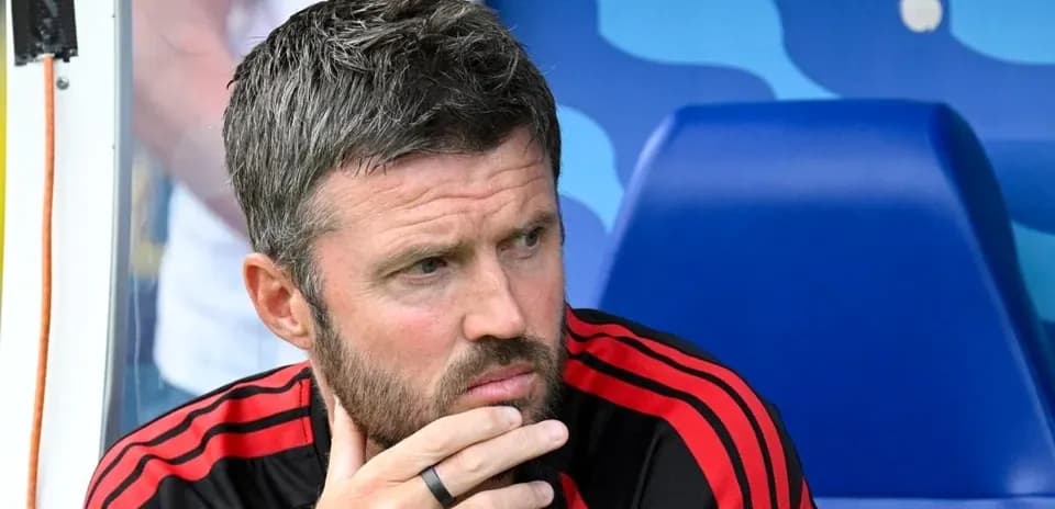 Entrenador pensativo en el banquillo del partido