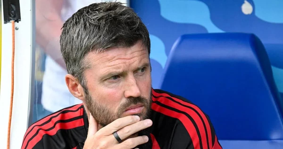 Entrenador pensativo en el banquillo del partido