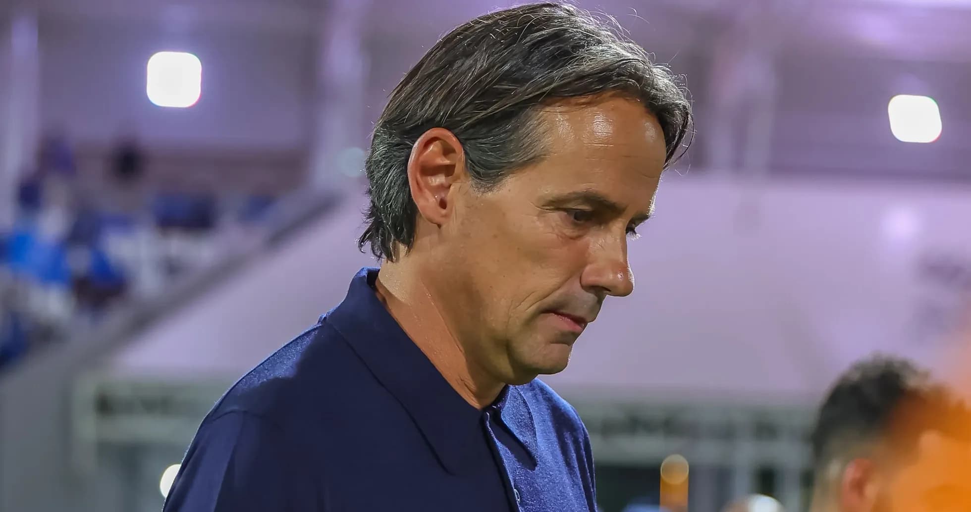 Entrenador mirando hacia abajo en el campo