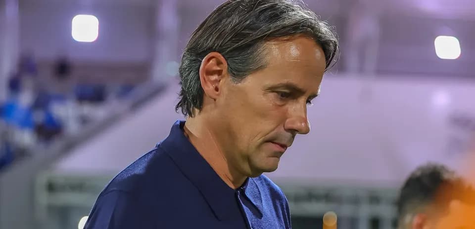 Entrenador mirando hacia abajo en el campo