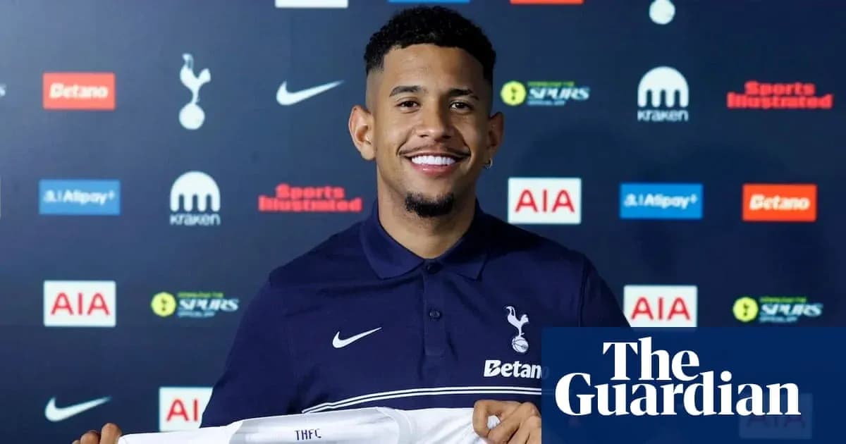 Jugador posando con camiseta de Tottenham Hotspur
