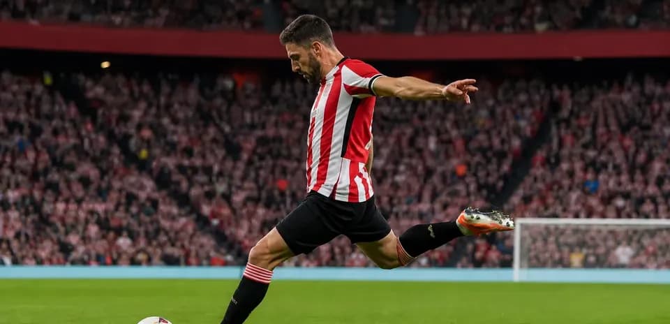 Jugador de Athletic Club ejecutando un tiro libre